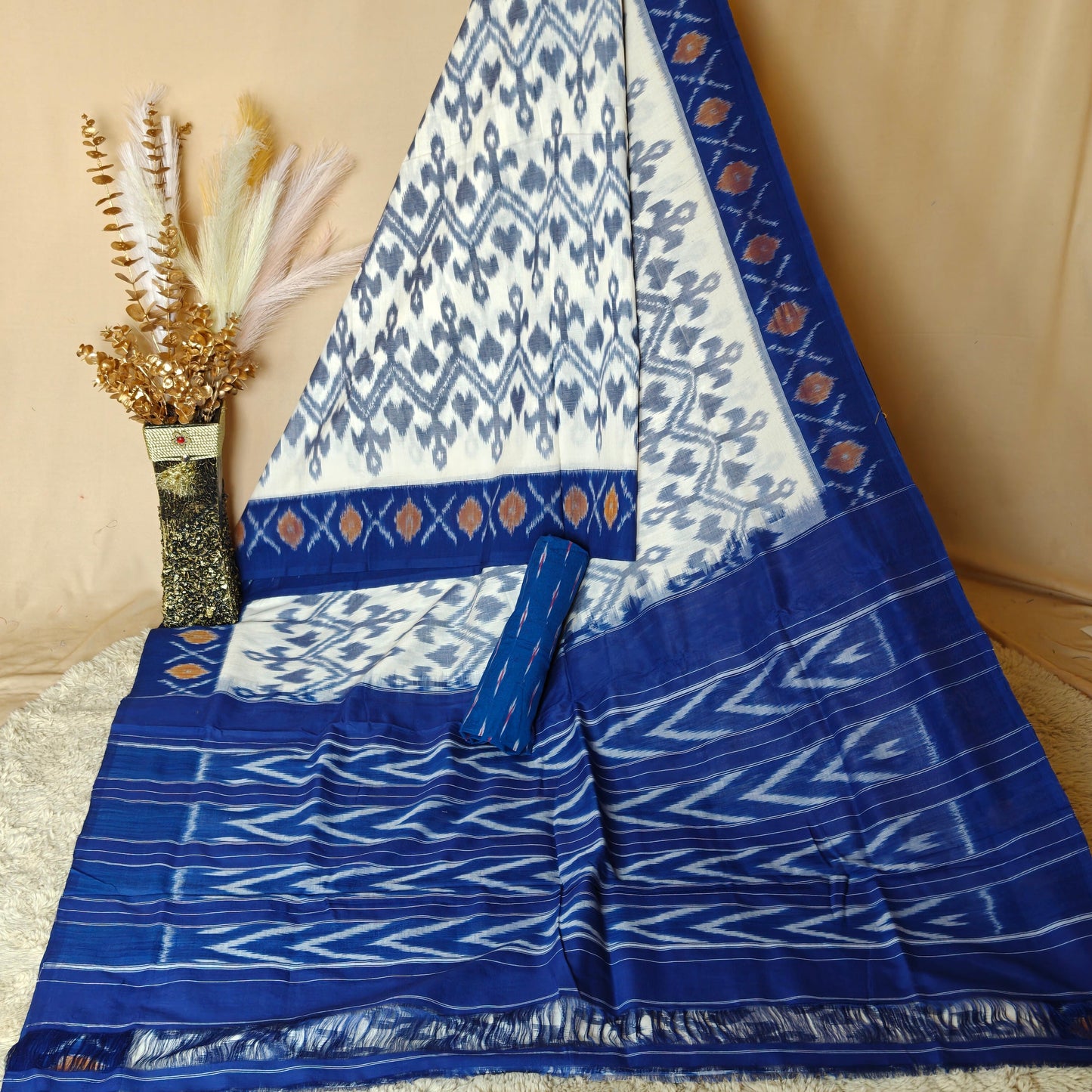 White handloom ikkat pochampalli cotton saree
